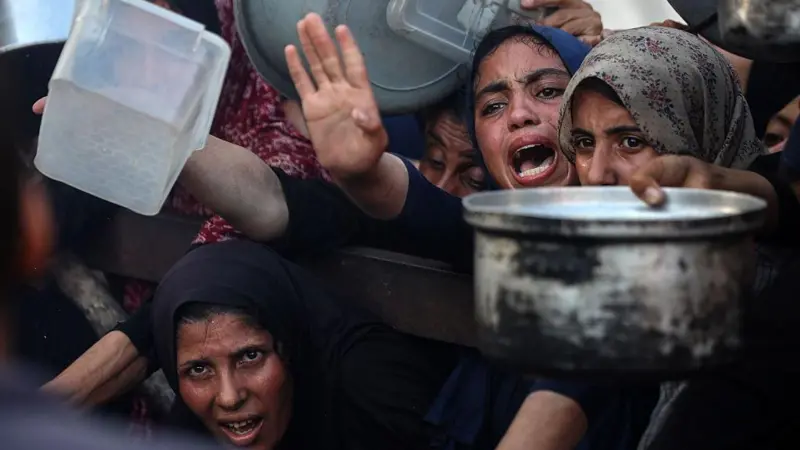 “لم يقتلني السرطان، ولكني قد أموت جوعاً”، نساء وأطفال يخاطرون بأرواحهم للحصول على فتات الطعام في غزة